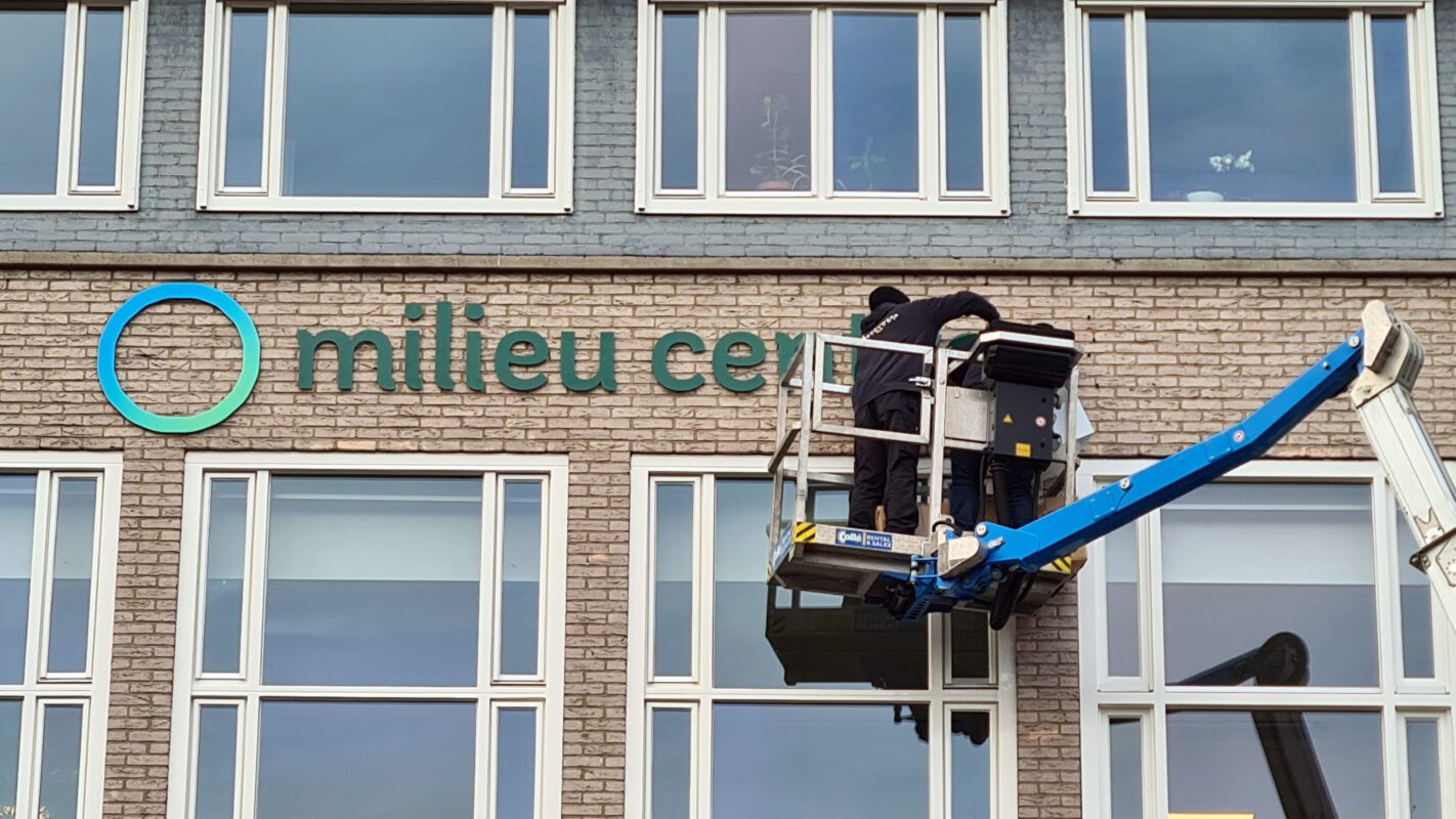 Milieu Centraal - gevel reclame bord - gevelreclame - gevel beletteren - bestickeren - gevelreclame letters - gevelreclame lichtbak - led gevelreclame - buitenreclame gevel - verlichte gevelletters - winkel reclame buiten - rvs letters gevel - verlichte gevelreclame - reclame bord winkel - reclame voor winkel - signing reclame - winkel reclame buiten - winkel reclame binnen - pees frame - peesdoek - textieldoek - branding - design - reclame - bouwhekdoek - bannerdoek - bouwhekspandoeken