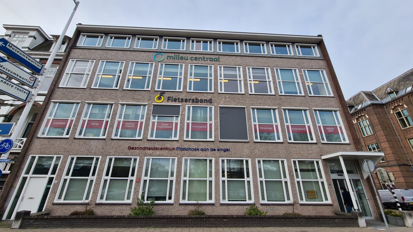 Milieu Centraal - gevel reclame bord - gevelreclame - gevel beletteren - bestickeren - gevelreclame letters - gevelreclame lichtbak - led gevelreclame - buitenreclame gevel - verlichte gevelletters - winkel reclame buiten - rvs letters gevel - verlichte gevelreclame - reclame bord winkel - reclame voor winkel - signing reclame - winkel reclame buiten - winkel reclame binnen - pees frame - peesdoek - textieldoek - branding - design - reclame - bouwhekdoek - bannerdoek - bouwhekspandoeken