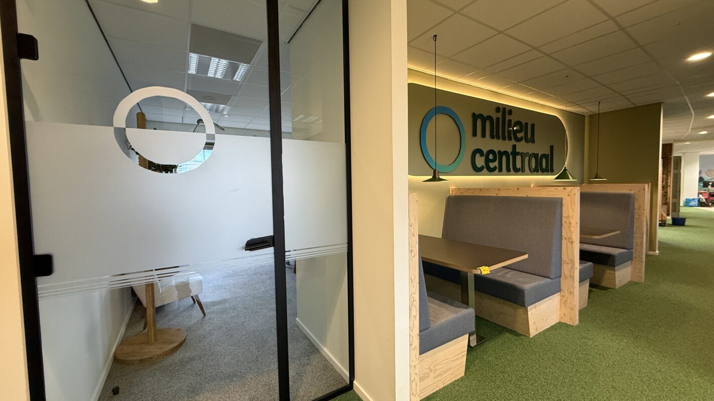 Milieu Centraal - gevel reclame bord - gevelreclame - gevel beletteren - bestickeren - gevelreclame letters - gevelreclame lichtbak - led gevelreclame - buitenreclame gevel - verlichte gevelletters - winkel reclame buiten - rvs letters gevel - verlichte gevelreclame - reclame bord winkel - reclame voor winkel - signing reclame - winkel reclame buiten - winkel reclame binnen - pees frame - peesdoek - textieldoek - branding - design - reclame - bouwhekdoek - bannerdoek - bouwhekspandoeken