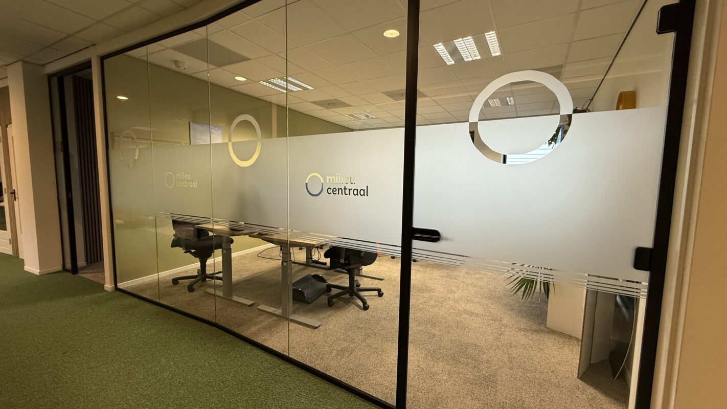 Milieu Centraal - gevel reclame bord - gevelreclame - gevel beletteren - bestickeren - gevelreclame letters - gevelreclame lichtbak - led gevelreclame - buitenreclame gevel - verlichte gevelletters - winkel reclame buiten - rvs letters gevel - verlichte gevelreclame - reclame bord winkel - reclame voor winkel - signing reclame - winkel reclame buiten - winkel reclame binnen - pees frame - peesdoek - textieldoek - branding - design - reclame - bouwhekdoek - bannerdoek - bouwhekspandoeken