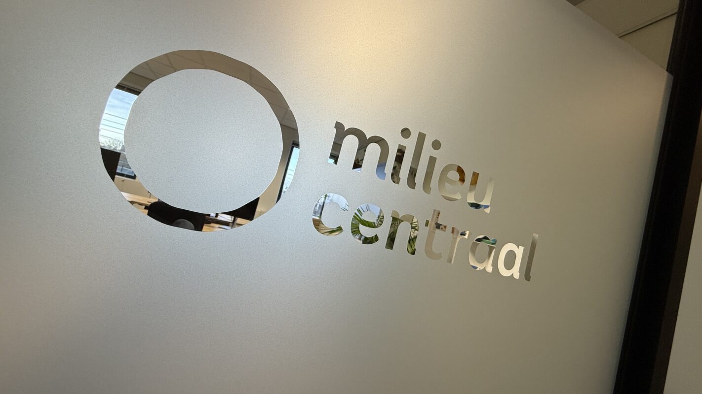 Milieu Centraal - gevel reclame bord - gevelreclame - gevel beletteren - bestickeren - gevelreclame letters - gevelreclame lichtbak - led gevelreclame - buitenreclame gevel - verlichte gevelletters - winkel reclame buiten - rvs letters gevel - verlichte gevelreclame - reclame bord winkel - reclame voor winkel - signing reclame - winkel reclame buiten - winkel reclame binnen - pees frame - peesdoek - textieldoek - branding - design - reclame - bouwhekdoek - bannerdoek - bouwhekspandoeken