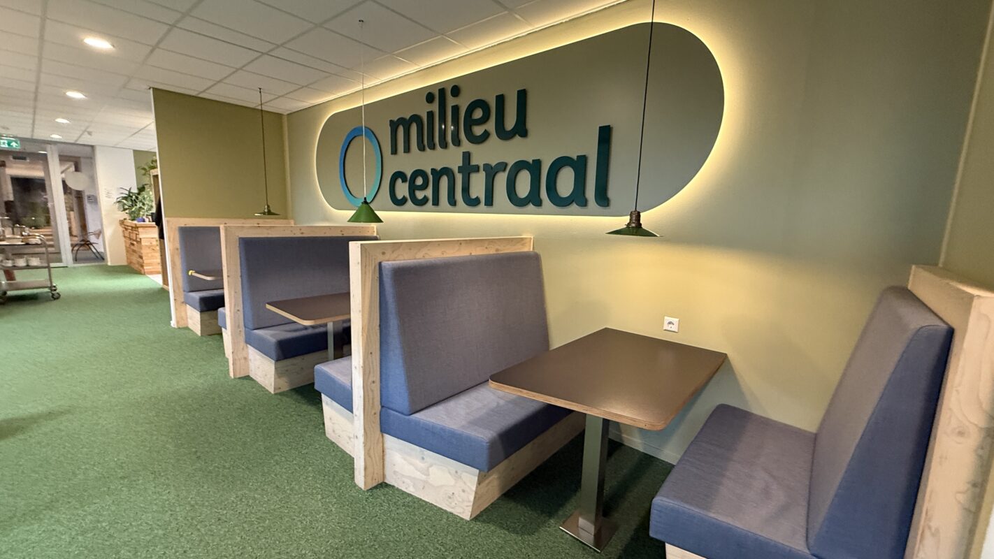 Milieu Centraal - gevel reclame bord - gevelreclame - gevel beletteren - bestickeren - gevelreclame letters - gevelreclame lichtbak - led gevelreclame - buitenreclame gevel - verlichte gevelletters - winkel reclame buiten - rvs letters gevel - verlichte gevelreclame - reclame bord winkel - reclame voor winkel - signing reclame - winkel reclame buiten - winkel reclame binnen - pees frame - peesdoek - textieldoek - branding - design - reclame - bouwhekdoek - bannerdoek - bouwhekspandoeken