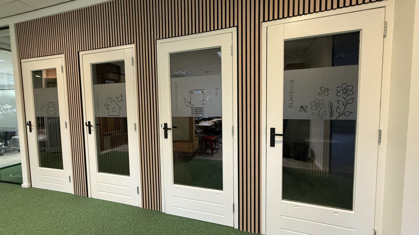 Milieu Centraal - gevel reclame bord - gevelreclame - gevel beletteren - bestickeren - gevelreclame letters - gevelreclame lichtbak - led gevelreclame - buitenreclame gevel - verlichte gevelletters - winkel reclame buiten - rvs letters gevel - verlichte gevelreclame - reclame bord winkel - reclame voor winkel - signing reclame - winkel reclame buiten - winkel reclame binnen - pees frame - peesdoek - textieldoek - branding - design - reclame - bouwhekdoek - bannerdoek - bouwhekspandoeken