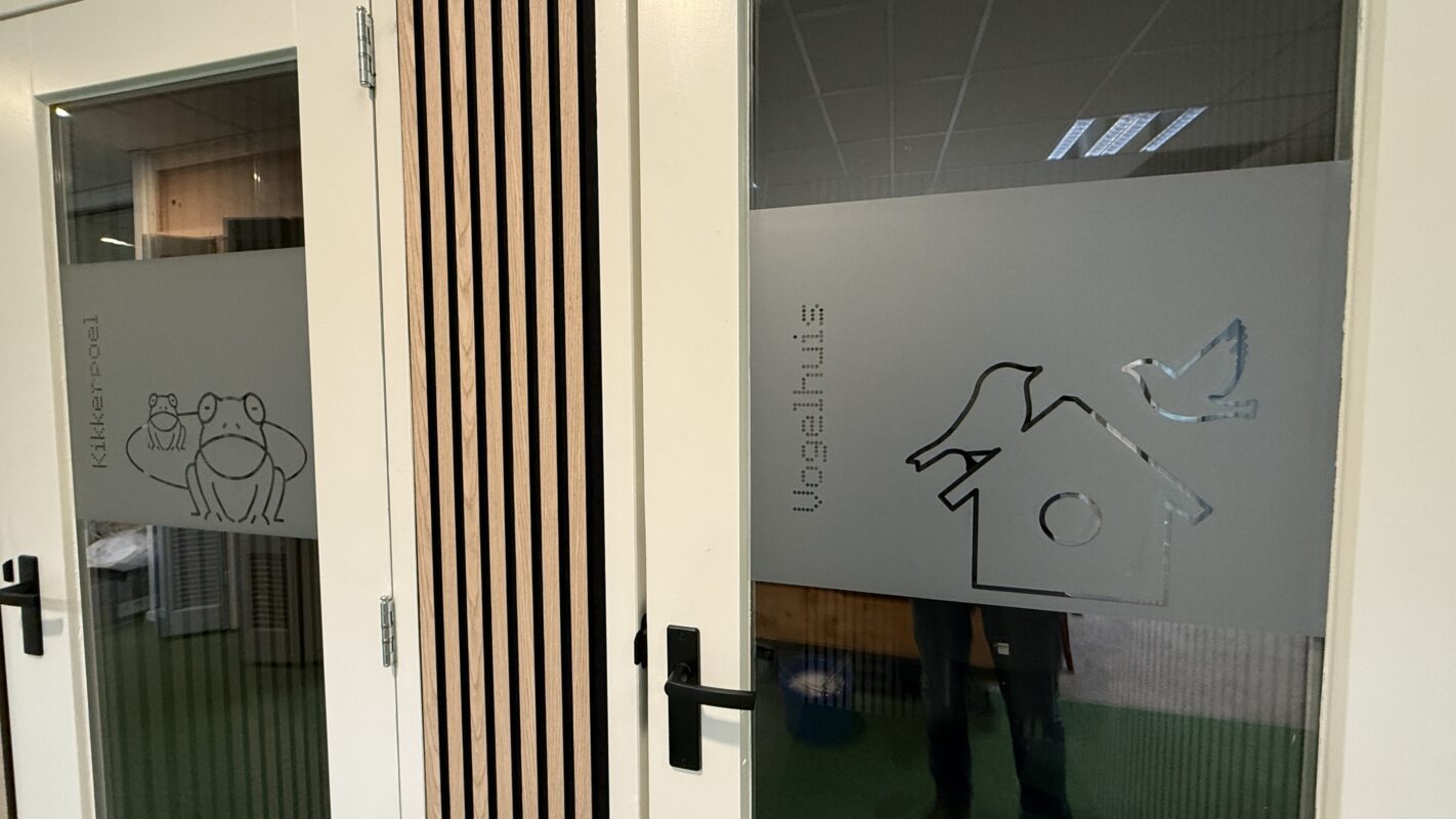 Milieu Centraal - gevel reclame bord - gevelreclame - gevel beletteren - bestickeren - gevelreclame letters - gevelreclame lichtbak - led gevelreclame - buitenreclame gevel - verlichte gevelletters - winkel reclame buiten - rvs letters gevel - verlichte gevelreclame - reclame bord winkel - reclame voor winkel - signing reclame - winkel reclame buiten - winkel reclame binnen - pees frame - peesdoek - textieldoek - branding - design - reclame - bouwhekdoek - bannerdoek - bouwhekspandoeken