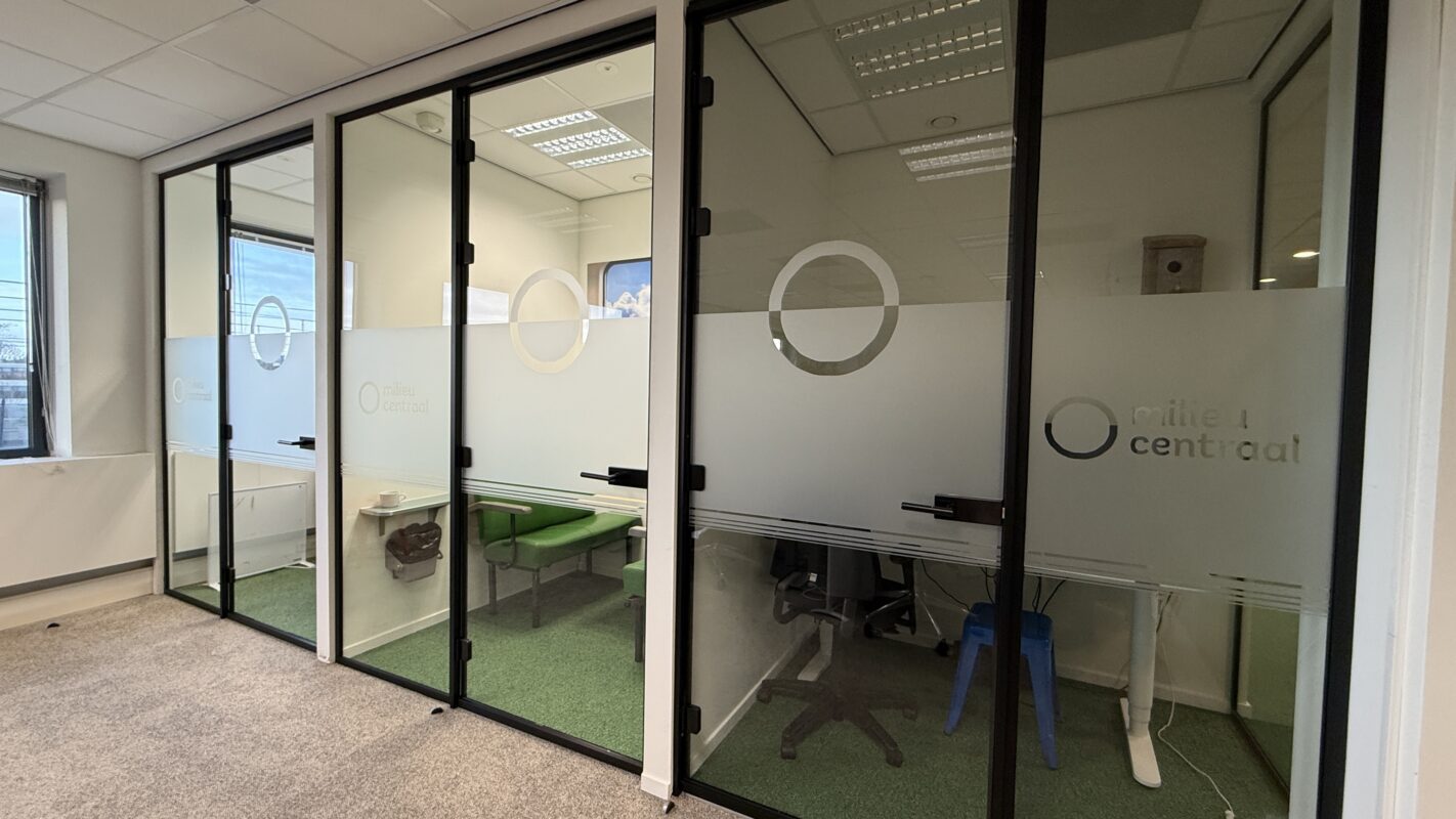 Milieu Centraal - gevel reclame bord - gevelreclame - gevel beletteren - bestickeren - gevelreclame letters - gevelreclame lichtbak - led gevelreclame - buitenreclame gevel - verlichte gevelletters - winkel reclame buiten - rvs letters gevel - verlichte gevelreclame - reclame bord winkel - reclame voor winkel - signing reclame - winkel reclame buiten - winkel reclame binnen - pees frame - peesdoek - textieldoek - branding - design - reclame - bouwhekdoek - bannerdoek - bouwhekspandoeken