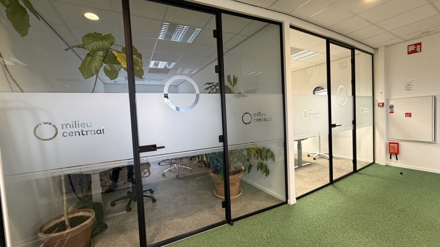 Milieu Centraal - gevel reclame bord - gevelreclame - gevel beletteren - bestickeren - gevelreclame letters - gevelreclame lichtbak - led gevelreclame - buitenreclame gevel - verlichte gevelletters - winkel reclame buiten - rvs letters gevel - verlichte gevelreclame - reclame bord winkel - reclame voor winkel - signing reclame - winkel reclame buiten - winkel reclame binnen - pees frame - peesdoek - textieldoek - branding - design - reclame - bouwhekdoek - bannerdoek - bouwhekspandoeken