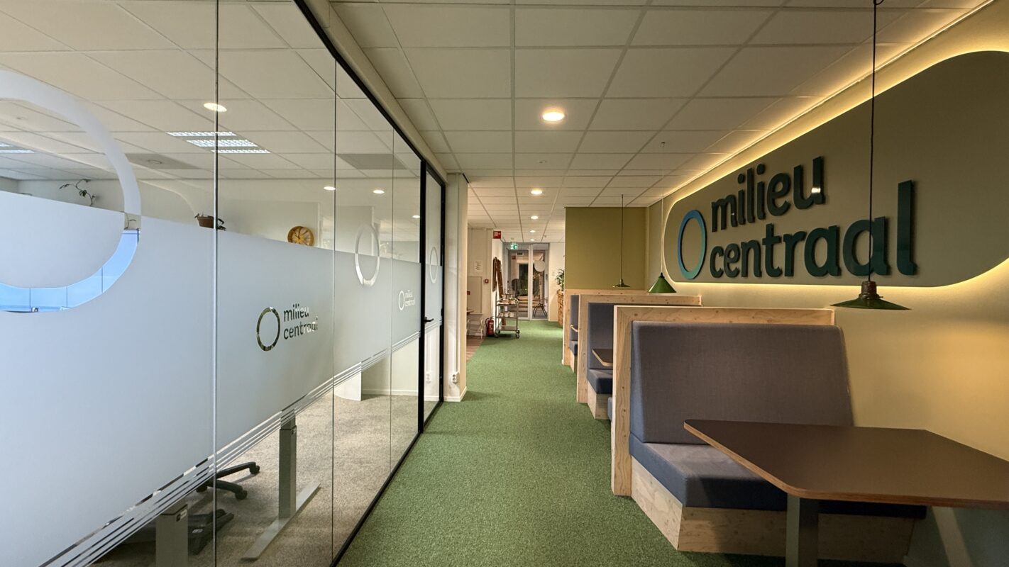 Milieu Centraal - gevel reclame bord - gevelreclame - gevel beletteren - bestickeren - gevelreclame letters - gevelreclame lichtbak - led gevelreclame - buitenreclame gevel - verlichte gevelletters - winkel reclame buiten - rvs letters gevel - verlichte gevelreclame - reclame bord winkel - reclame voor winkel - signing reclame - winkel reclame buiten - winkel reclame binnen - pees frame - peesdoek - textieldoek - branding - design - reclame - bouwhekdoek - bannerdoek - bouwhekspandoeken