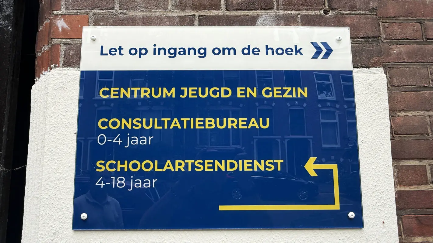 Huisartsen Praktijk Lombok - gevel reclame bord - gevelreclame - gevel beletteren - bestickeren - gevelreclame letters - gevelreclame lichtbak - led gevelreclame - buitenreclame gevel - verlichte gevelletters - winkel reclame buiten - rvs letters gevel - verlichte gevelreclame - reclame bord winkel - reclame voor winkel - signing reclame - winkel reclame buiten - winkel reclame binnen - pees frame - peesdoek - textieldoek - branding - design - reclame - bouwhekdoek - bannerdoek - bouwhekspandoeken