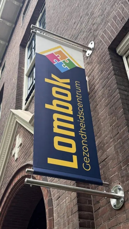 Huisartsen Praktijk Lombok - gevel reclame bord - gevelreclame - gevel beletteren - bestickeren - gevelreclame letters - gevelreclame lichtbak - led gevelreclame - buitenreclame gevel - verlichte gevelletters - winkel reclame buiten - rvs letters gevel - verlichte gevelreclame - reclame bord winkel - reclame voor winkel - signing reclame - winkel reclame buiten - winkel reclame binnen - pees frame - peesdoek - textieldoek - branding - design - reclame - bouwhekdoek - bannerdoek - bouwhekspandoeken