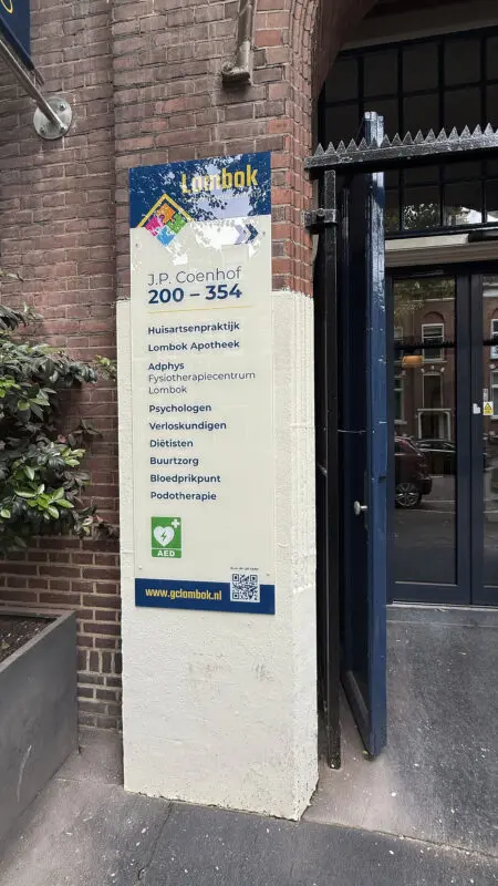 Huisartsen Praktijk Lombok - gevel reclame bord - gevelreclame - gevel beletteren - bestickeren - gevelreclame letters - gevelreclame lichtbak - led gevelreclame - buitenreclame gevel - verlichte gevelletters - winkel reclame buiten - rvs letters gevel - verlichte gevelreclame - reclame bord winkel - reclame voor winkel - signing reclame - winkel reclame buiten - winkel reclame binnen - pees frame - peesdoek - textieldoek - branding - design - reclame - bouwhekdoek - bannerdoek - bouwhekspandoeken
