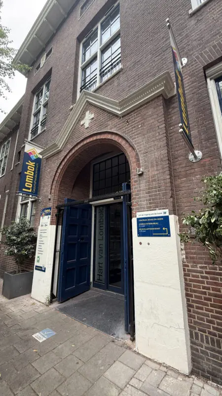 Huisartsen Praktijk Lombok - gevel reclame bord - gevelreclame - gevel beletteren - bestickeren - gevelreclame letters - gevelreclame lichtbak - led gevelreclame - buitenreclame gevel - verlichte gevelletters - winkel reclame buiten - rvs letters gevel - verlichte gevelreclame - reclame bord winkel - reclame voor winkel - signing reclame - winkel reclame buiten - winkel reclame binnen - pees frame - peesdoek - textieldoek - branding - design - reclame - bouwhekdoek - bannerdoek - bouwhekspandoeken