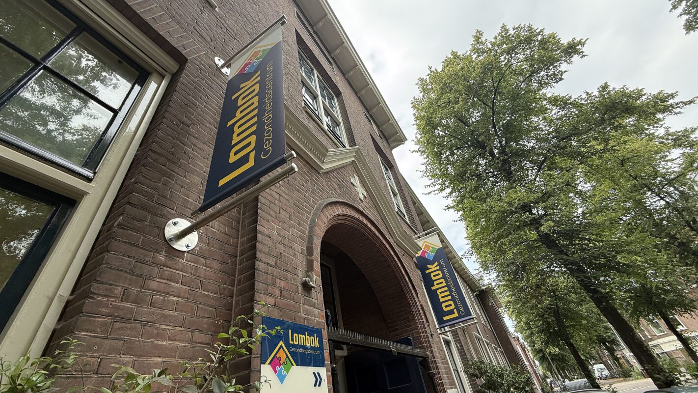 Huisartsen Praktijk Lombok - gevel reclame bord - gevelreclame - gevel beletteren - bestickeren - gevelreclame letters - gevelreclame lichtbak - led gevelreclame - buitenreclame gevel - verlichte gevelletters - winkel reclame buiten - rvs letters gevel - verlichte gevelreclame - reclame bord winkel - reclame voor winkel - signing reclame - winkel reclame buiten - winkel reclame binnen - pees frame - peesdoek - textieldoek - branding - design - reclame - bouwhekdoek - bannerdoek - bouwhekspandoeken
