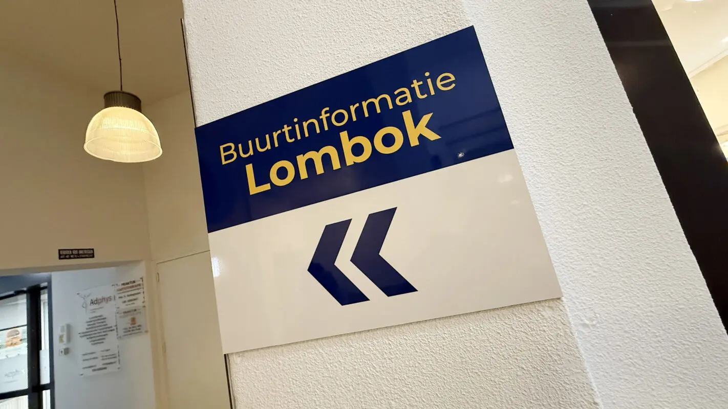 Huisartsen Praktijk Lombok - gevel reclame bord - gevelreclame - gevel beletteren - bestickeren - gevelreclame letters - gevelreclame lichtbak - led gevelreclame - buitenreclame gevel - verlichte gevelletters - winkel reclame buiten - rvs letters gevel - verlichte gevelreclame - reclame bord winkel - reclame voor winkel - signing reclame - winkel reclame buiten - winkel reclame binnen - pees frame - peesdoek - textieldoek - branding - design - reclame - bouwhekdoek - bannerdoek - bouwhekspandoeken