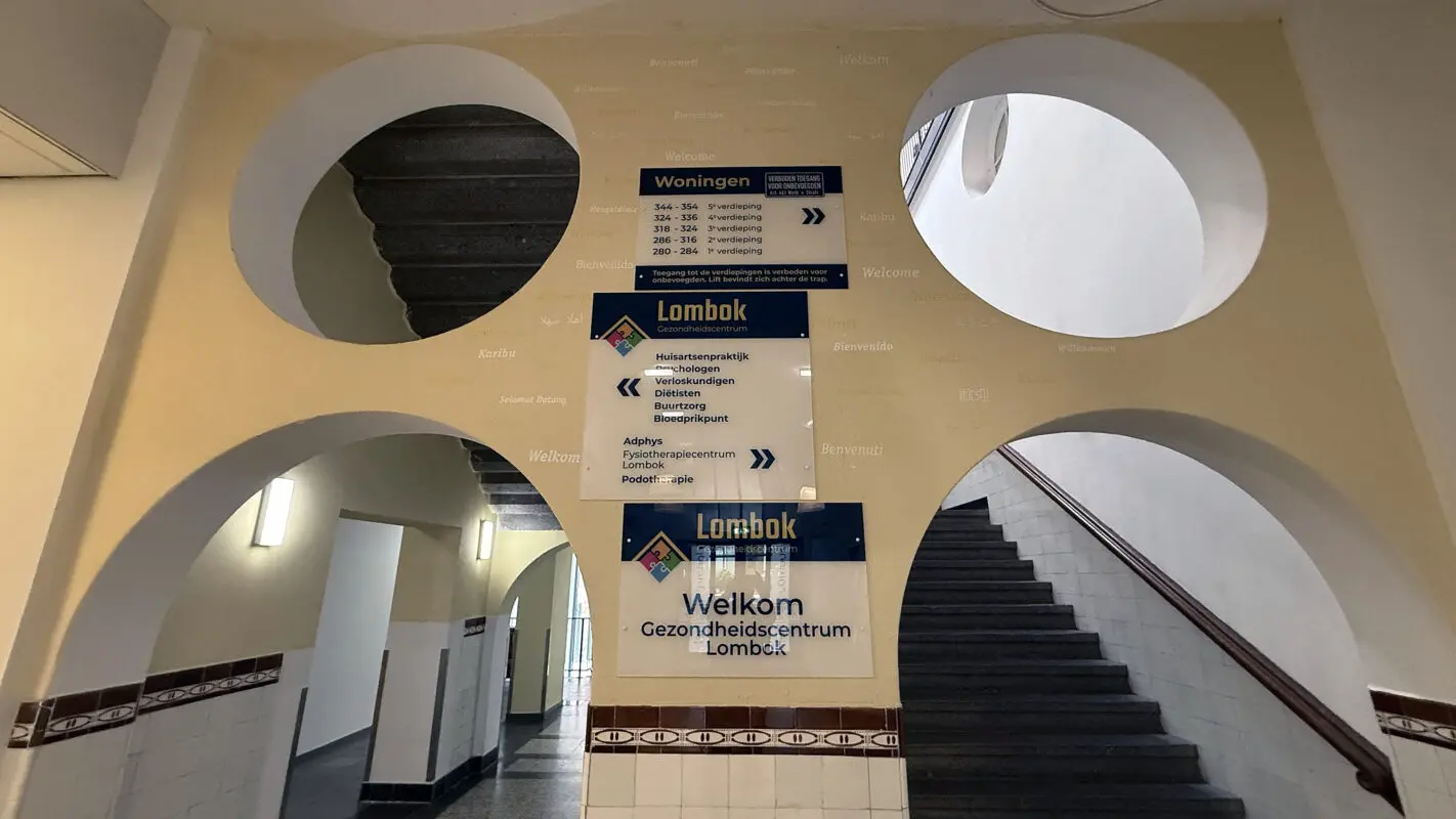 Huisartsen Praktijk Lombok - gevel reclame bord - gevelreclame - gevel beletteren - bestickeren - gevelreclame letters - gevelreclame lichtbak - led gevelreclame - buitenreclame gevel - verlichte gevelletters - winkel reclame buiten - rvs letters gevel - verlichte gevelreclame - reclame bord winkel - reclame voor winkel - signing reclame - winkel reclame buiten - winkel reclame binnen - pees frame - peesdoek - textieldoek - branding - design - reclame - bouwhekdoek - bannerdoek - bouwhekspandoeken