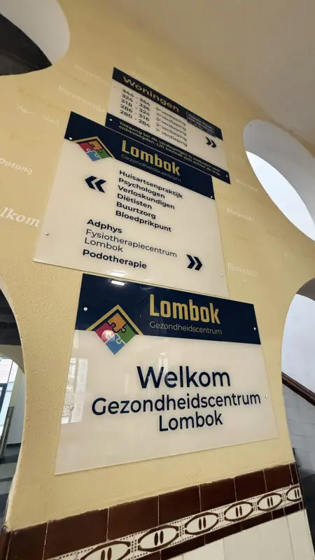 Huisartsen Praktijk Lombok - gevel reclame bord - gevelreclame - gevel beletteren - bestickeren - gevelreclame letters - gevelreclame lichtbak - led gevelreclame - buitenreclame gevel - verlichte gevelletters - winkel reclame buiten - rvs letters gevel - verlichte gevelreclame - reclame bord winkel - reclame voor winkel - signing reclame - winkel reclame buiten - winkel reclame binnen - pees frame - peesdoek - textieldoek - branding - design - reclame - bouwhekdoek - bannerdoek - bouwhekspandoeken