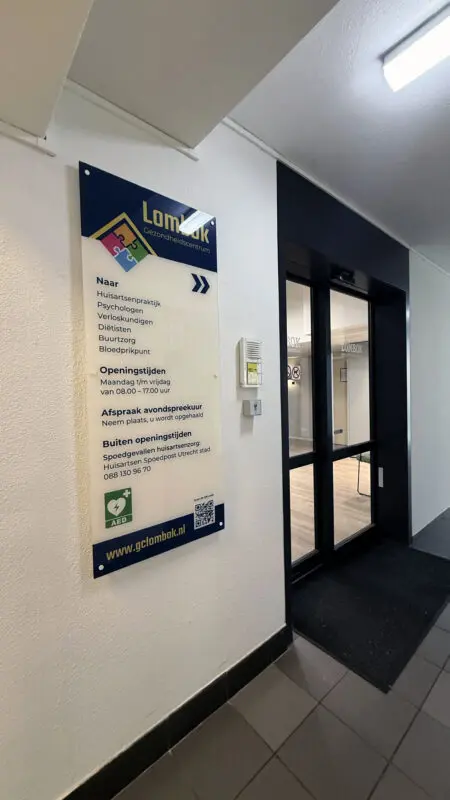 Huisartsen Praktijk Lombok - gevel reclame bord - gevelreclame - gevel beletteren - bestickeren - gevelreclame letters - gevelreclame lichtbak - led gevelreclame - buitenreclame gevel - verlichte gevelletters - winkel reclame buiten - rvs letters gevel - verlichte gevelreclame - reclame bord winkel - reclame voor winkel - signing reclame - winkel reclame buiten - winkel reclame binnen - pees frame - peesdoek - textieldoek - branding - design - reclame - bouwhekdoek - bannerdoek - bouwhekspandoeken