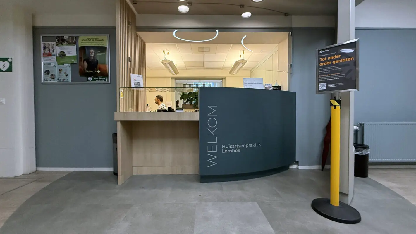 Huisartsen Praktijk Lombok - gevel reclame bord - gevelreclame - gevel beletteren - bestickeren - gevelreclame letters - gevelreclame lichtbak - led gevelreclame - buitenreclame gevel - verlichte gevelletters - winkel reclame buiten - rvs letters gevel - verlichte gevelreclame - reclame bord winkel - reclame voor winkel - signing reclame - winkel reclame buiten - winkel reclame binnen - pees frame - peesdoek - textieldoek - branding - design - reclame - bouwhekdoek - bannerdoek - bouwhekspandoeken