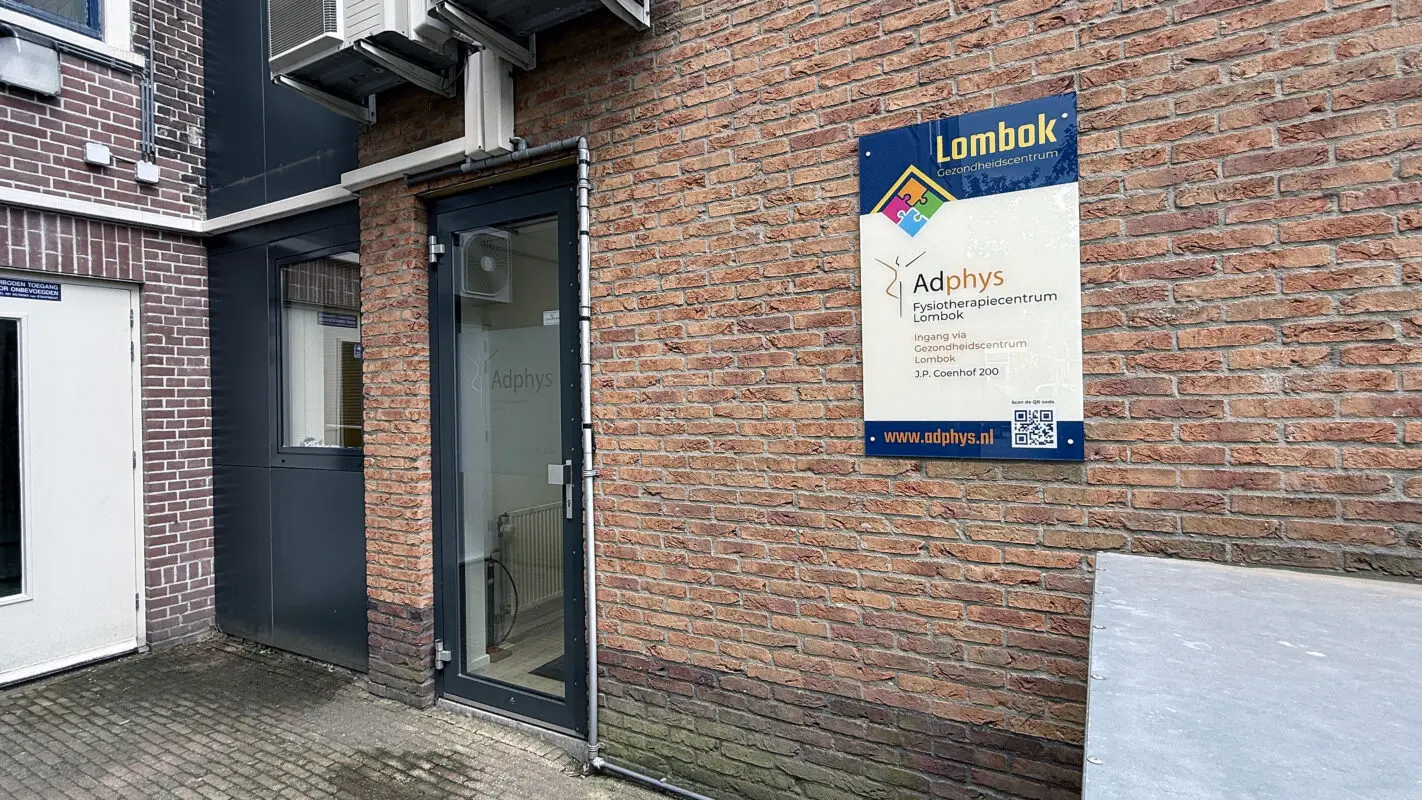 Huisartsen Praktijk Lombok - gevel reclame bord - gevelreclame - gevel beletteren - bestickeren - gevelreclame letters - gevelreclame lichtbak - led gevelreclame - buitenreclame gevel - verlichte gevelletters - winkel reclame buiten - rvs letters gevel - verlichte gevelreclame - reclame bord winkel - reclame voor winkel - signing reclame - winkel reclame buiten - winkel reclame binnen - pees frame - peesdoek - textieldoek - branding - design - reclame - bouwhekdoek - bannerdoek - bouwhekspandoeken