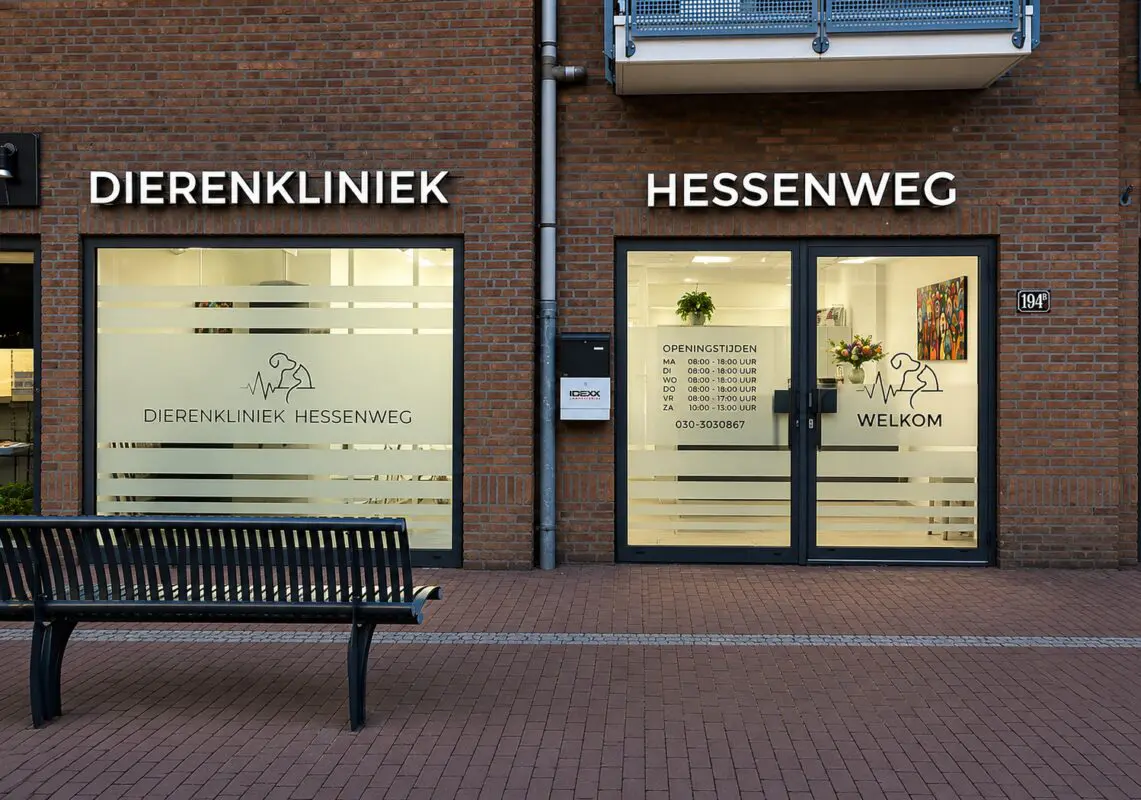 Dierenkliniek Hesenweg De Bilt - gevel reclame bord - gevelreclame - gevel beletteren - bestickeren - gevelreclame letters - gevelreclame lichtbak - led gevelreclame - buitenreclame gevel - verlichte gevelletters - winkel reclame buiten - rvs letters gevel - verlichte gevelreclame - reclame bord winkel - reclame voor winkel - signing reclame - winkel reclame buiten - winkel reclame binnen - pees frame - peesdoek - textieldoek - branding - design - reclame - bouwhekdoek - bannerdoek - bouwhekspandoeken