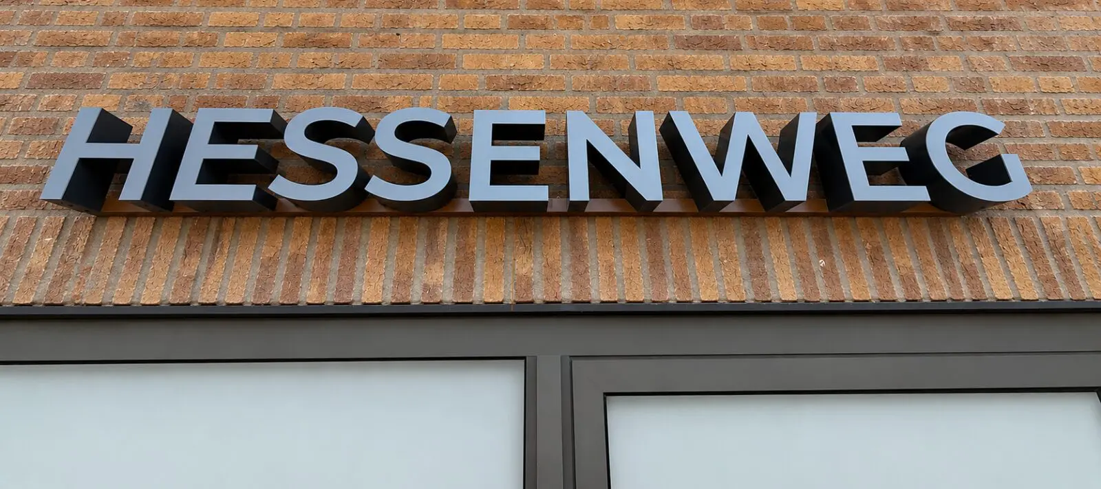 Dierenkliniek Hesenweg De Bilt - gevel reclame bord - gevelreclame - gevel beletteren - bestickeren - gevelreclame letters - gevelreclame lichtbak - led gevelreclame - buitenreclame gevel - verlichte gevelletters - winkel reclame buiten - rvs letters gevel - verlichte gevelreclame - reclame bord winkel - reclame voor winkel - signing reclame - winkel reclame buiten - winkel reclame binnen - pees frame - peesdoek - textieldoek - branding - design - reclame - bouwhekdoek - bannerdoek - bouwhekspandoeken