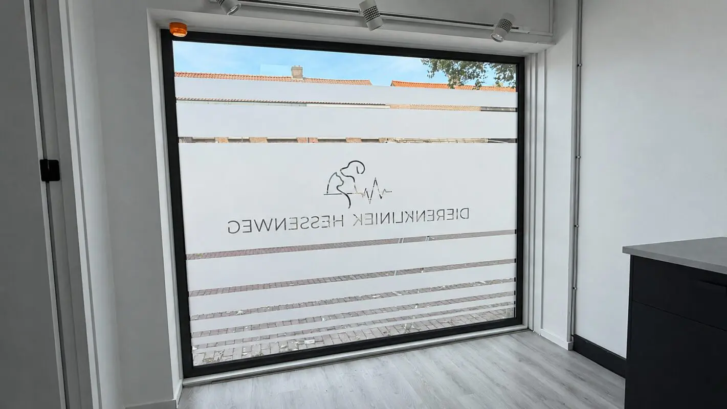 Dierenkliniek Hesenweg De Bilt - gevel reclame bord - gevelreclame - gevel beletteren - bestickeren - gevelreclame letters - gevelreclame lichtbak - led gevelreclame - buitenreclame gevel - verlichte gevelletters - winkel reclame buiten - rvs letters gevel - verlichte gevelreclame - reclame bord winkel - reclame voor winkel - signing reclame - winkel reclame buiten - winkel reclame binnen - pees frame - peesdoek - textieldoek - branding - design - reclame - bouwhekdoek - bannerdoek - bouwhekspandoeken