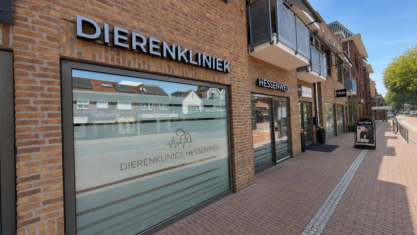 Dierenkliniek Hesenweg De Bilt - gevel reclame bord - gevelreclame - gevel beletteren - bestickeren - gevelreclame letters - gevelreclame lichtbak - led gevelreclame - buitenreclame gevel - verlichte gevelletters - winkel reclame buiten - rvs letters gevel - verlichte gevelreclame - reclame bord winkel - reclame voor winkel - signing reclame - winkel reclame buiten - winkel reclame binnen - pees frame - peesdoek - textieldoek - branding - design - reclame - bouwhekdoek - bannerdoek - bouwhekspandoeken